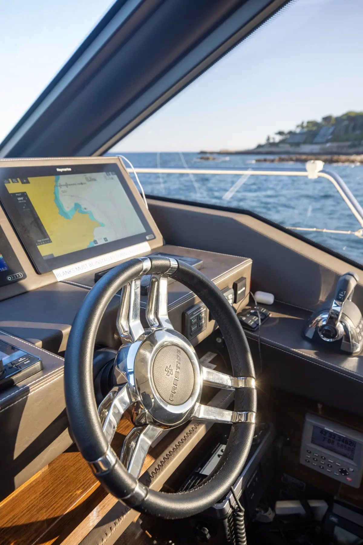 Prestige 680s, flybridge — Yacht Hire Saint-Tropez, Saint-Tropez. Prestige 680s — 21.4m