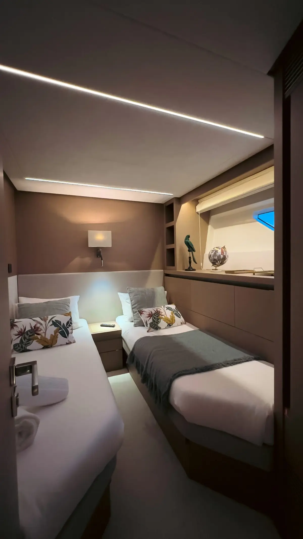 Prestige 680, main deck — Yacht Hire Saint-Tropez, Saint-Tropez. Prestige 680 — 22m