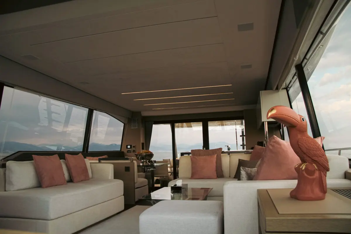 Prestige 680, salon — Yacht Hire Saint-Tropez, Saint-Tropez. Prestige 680 — 22m