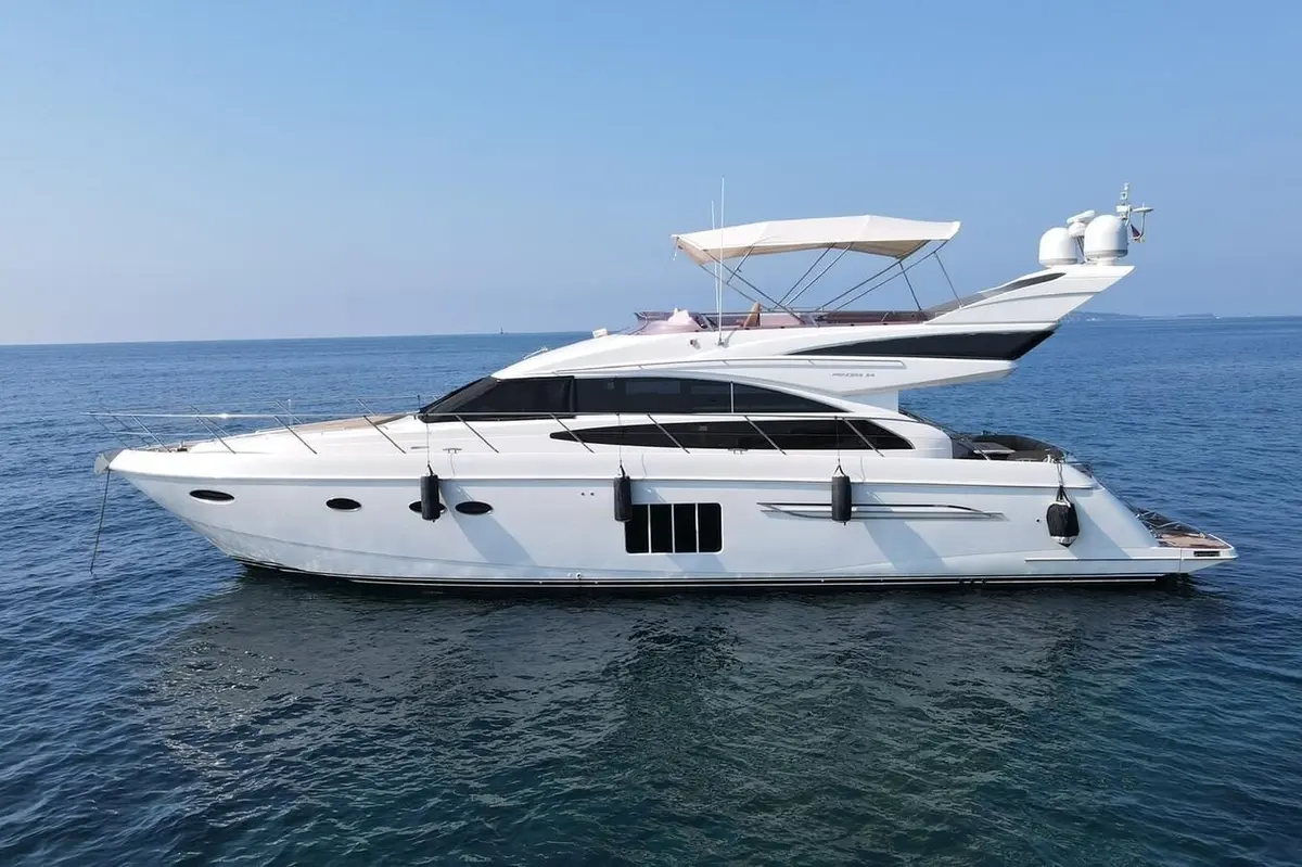Princess 64 Fly, exterior — Yacht Hire Saint-Tropez, Saint-Tropez. Princess 64 Fly — 20m