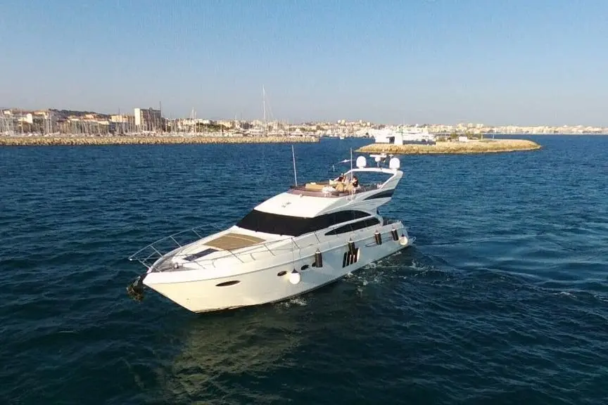 Princess 64 Fly, cubierta principal — Yacht Hire Saint-Tropez, Saint-Tropez. Princess 64 Fly — 20m