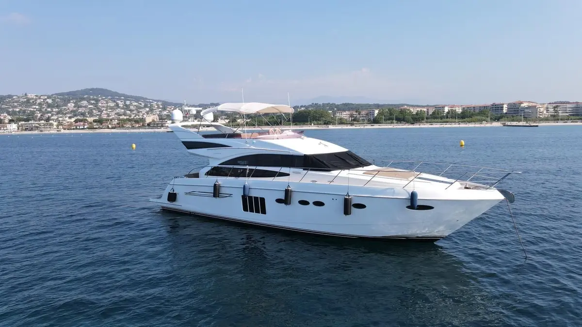 Princess 64 Fly, cubierta de popa — Yacht Hire Saint-Tropez, Saint-Tropez. Princess 64 Fly — 20m