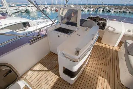Princess 64 Fly, camarote principal — Yacht Hire Saint-Tropez, Saint-Tropez. Princess 64 Fly — 20m