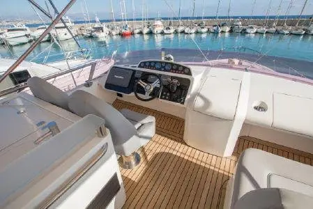 Princess 64 Fly, flybridge — Yacht Hire Saint-Tropez, Saint-Tropez. Princess 64 Fly — 20m