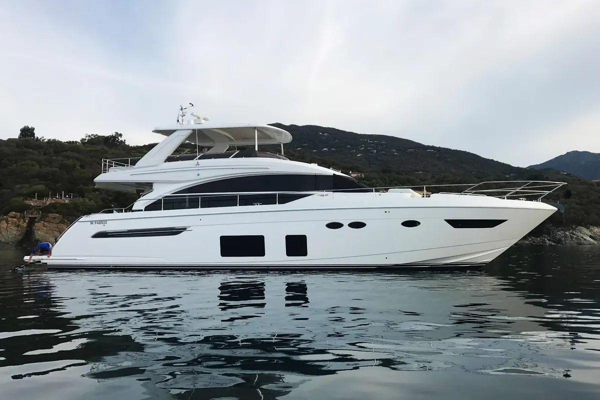 Princess 68 Fly, exterior — Yacht Hire Saint-Tropez, Saint-Tropez. Princess 68 Fly — 21m