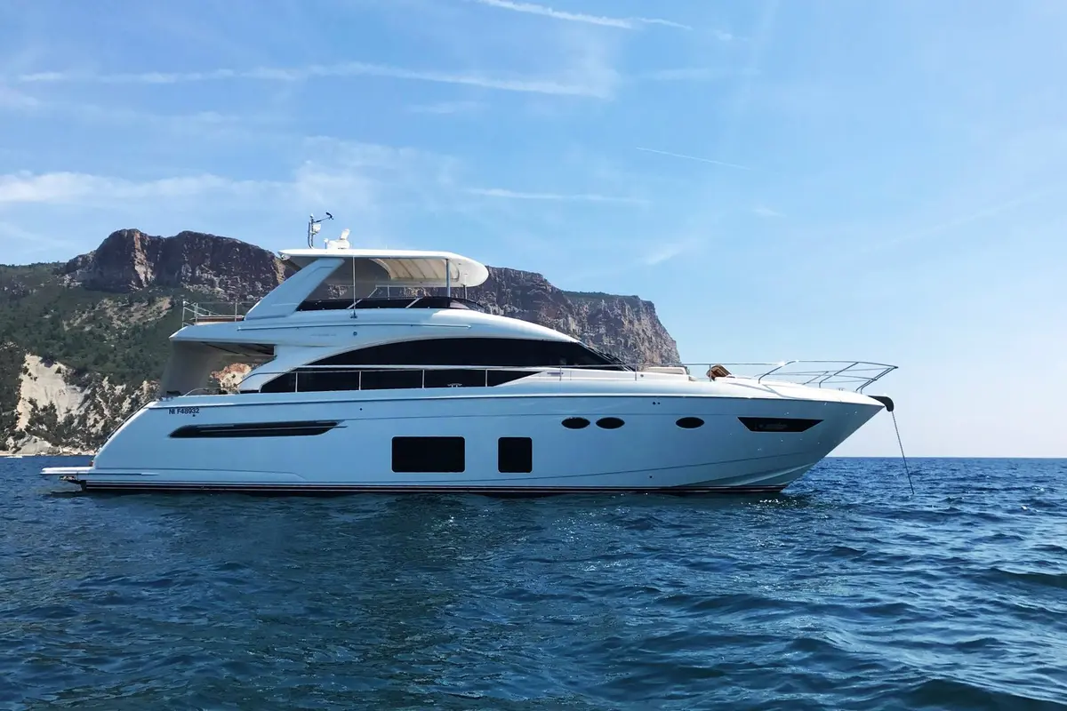 Princess 68 Fly, salon — Yacht Hire Saint-Tropez, Saint-Tropez. Princess 68 Fly — 21m