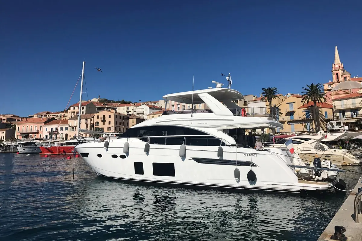 Princess 68 Fly, master cabin — Yacht Hire Saint-Tropez, Saint-Tropez. Princess 68 Fly — 21m