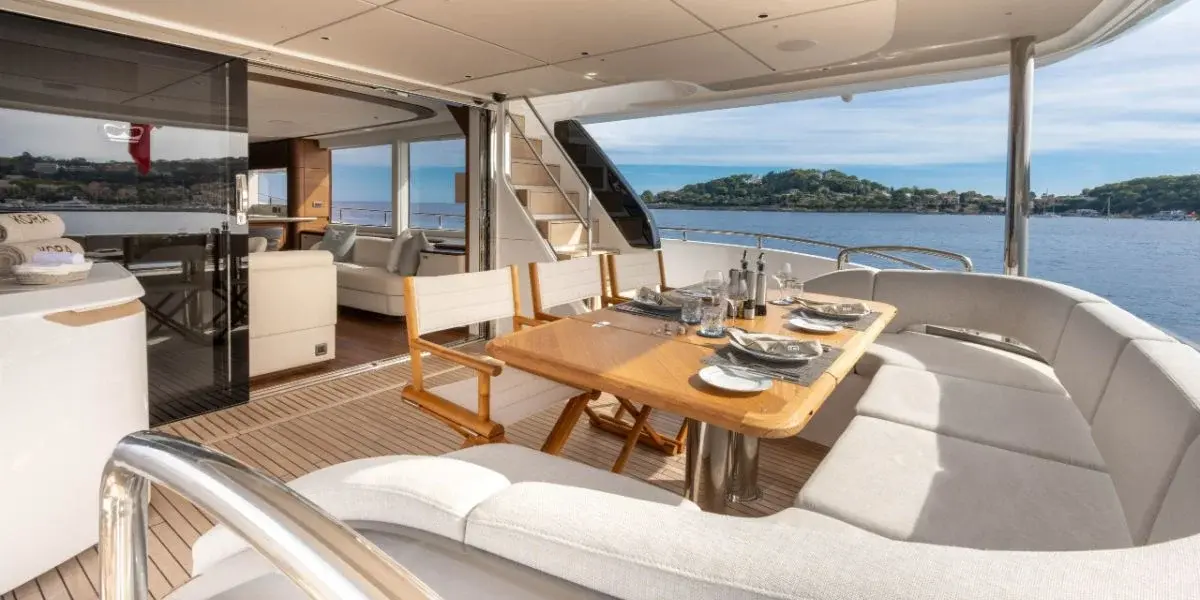 Princess Y80, salón — Yacht Hire Saint-Tropez, Saint-Tropez. Princess Y80 — 25m