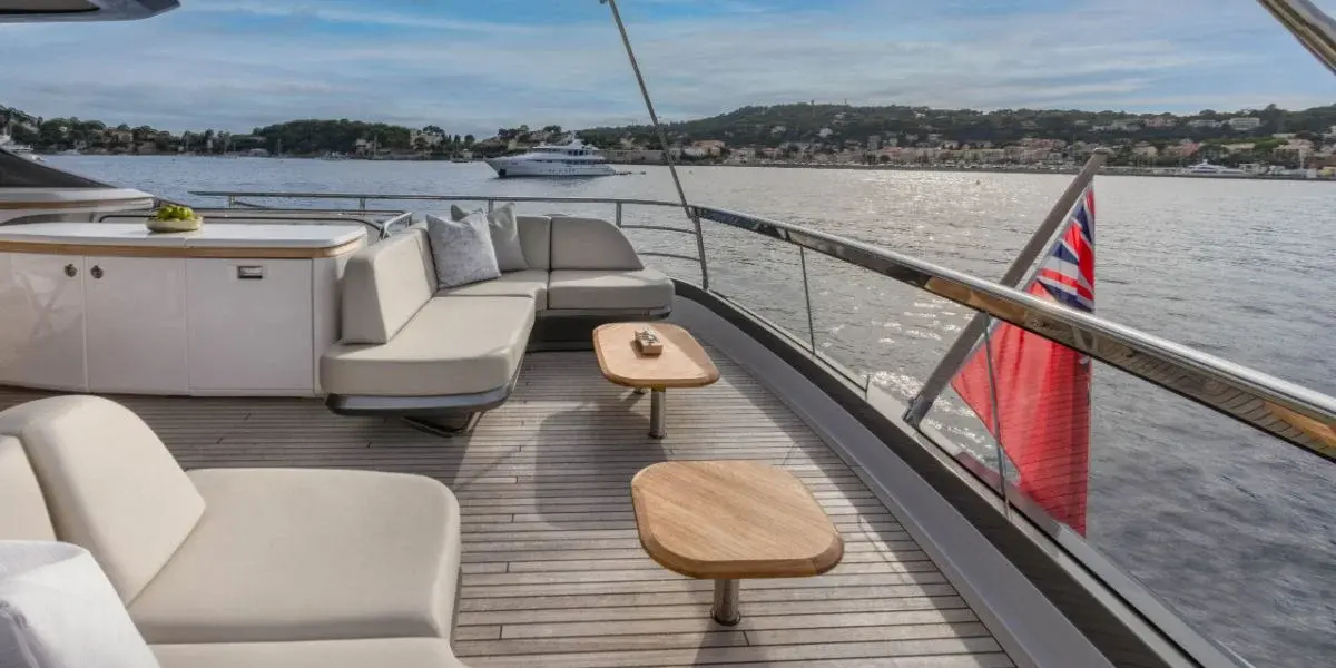Princess Y80, camarote principal — Yacht Hire Saint-Tropez, Saint-Tropez. Princess Y80 — 25m