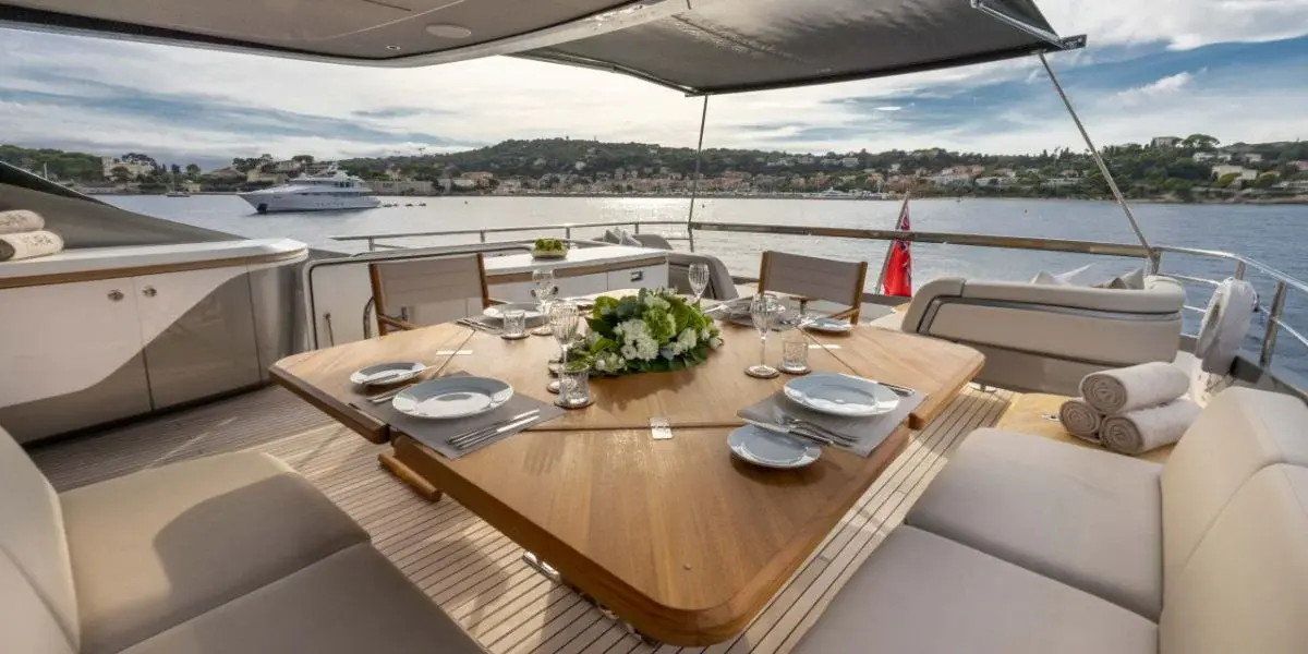 Princess Y80, flybridge — Yacht Hire Saint-Tropez, Saint-Tropez. Princess Y80 — 25m