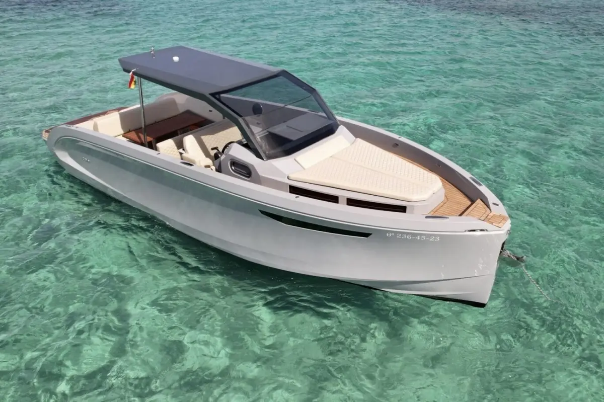 Rand Escape 30, exterior — Yacht Hire Saint-Tropez, Saint-Tropez. Rand Escape 30 — 9m