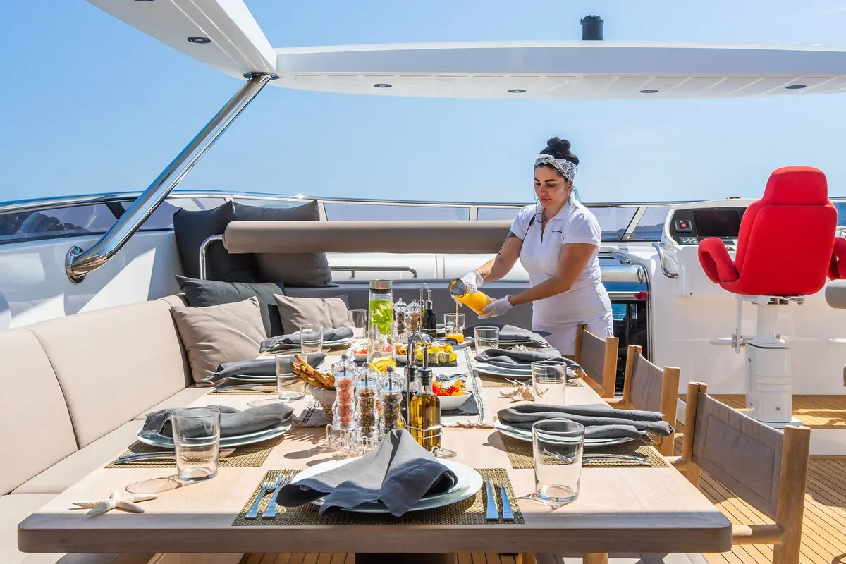 Rand Escape 30, master cabin — Yacht Hire Saint-Tropez, Saint-Tropez. Rand Escape 30 — 9m