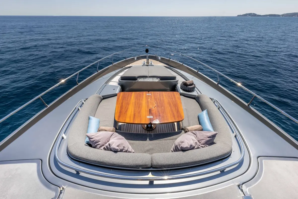 Riva 86 Domino, master cabin — Yacht Hire Saint-Tropez, Saint-Tropez. Riva 86 Domino — 26m