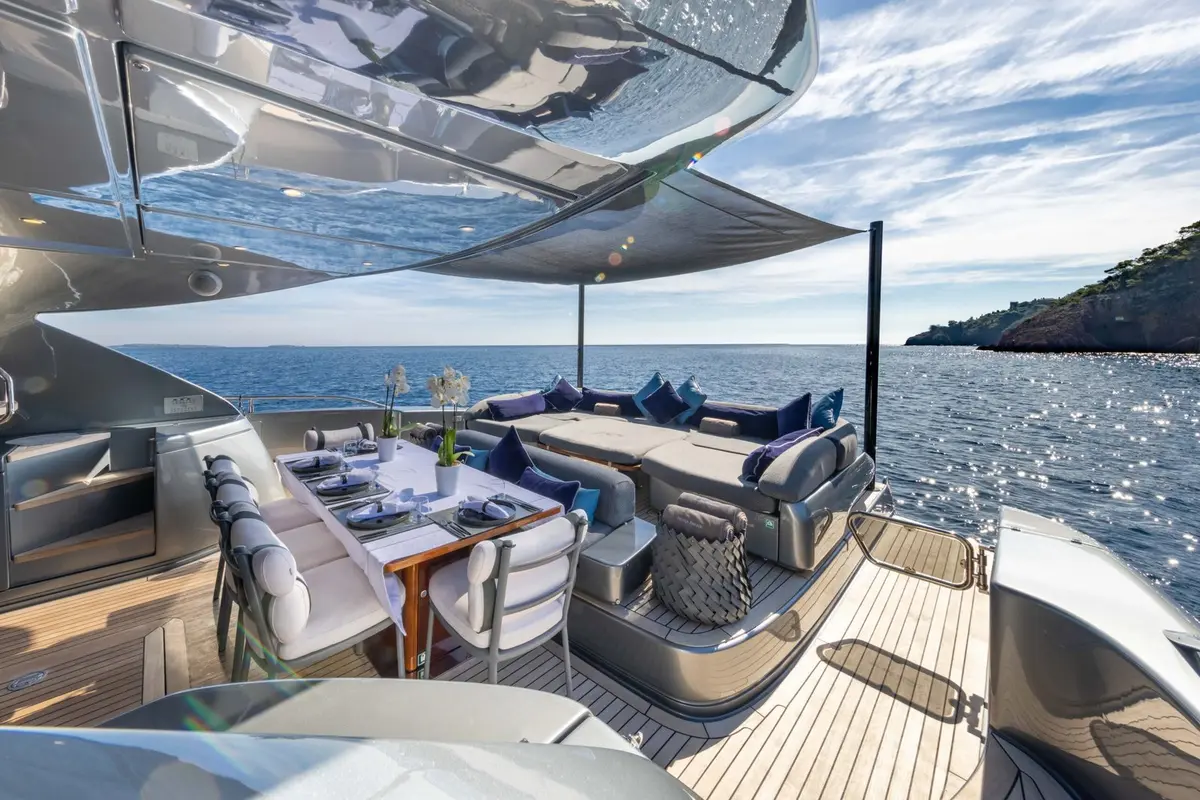 Riva 86 Domino, flybridge — Yacht Hire Saint-Tropez, Saint-Tropez. Riva 86 Domino — 26m