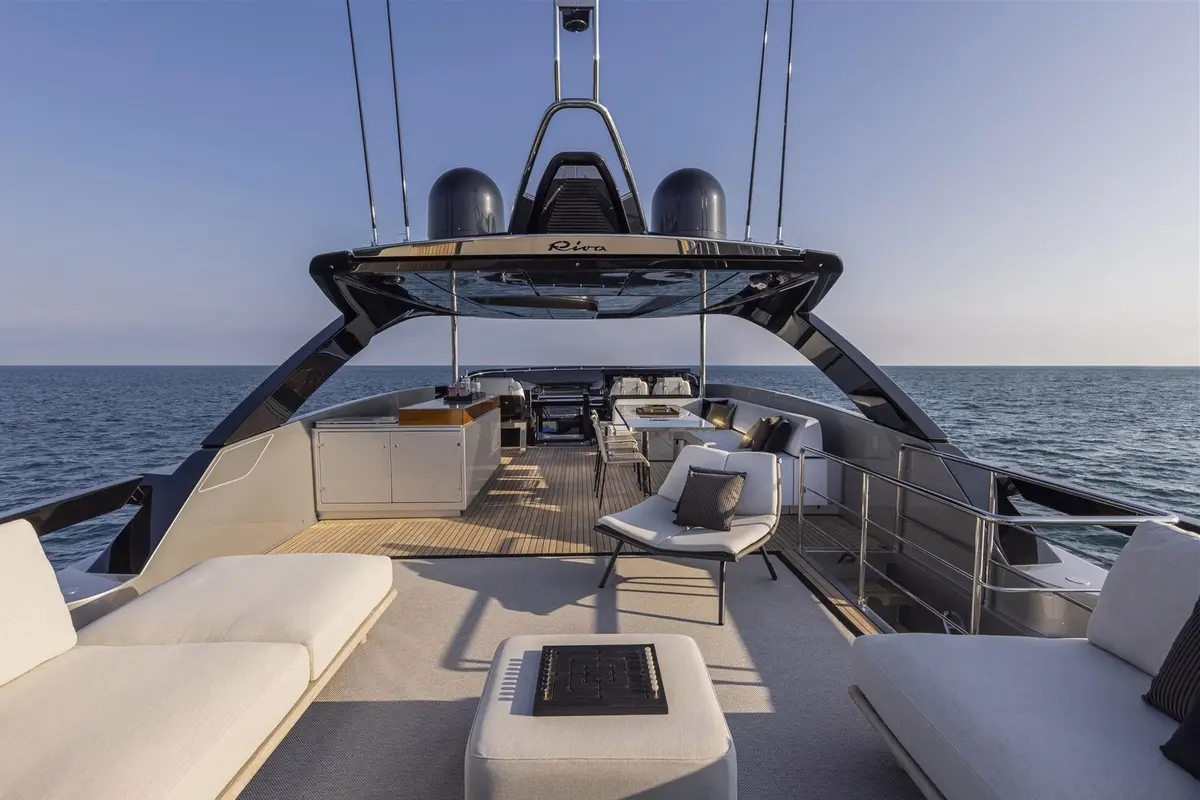 Riva 90, flybridge — Yacht Hire Saint-Tropez, Saint-Tropez. Riva 90 — 28.5m