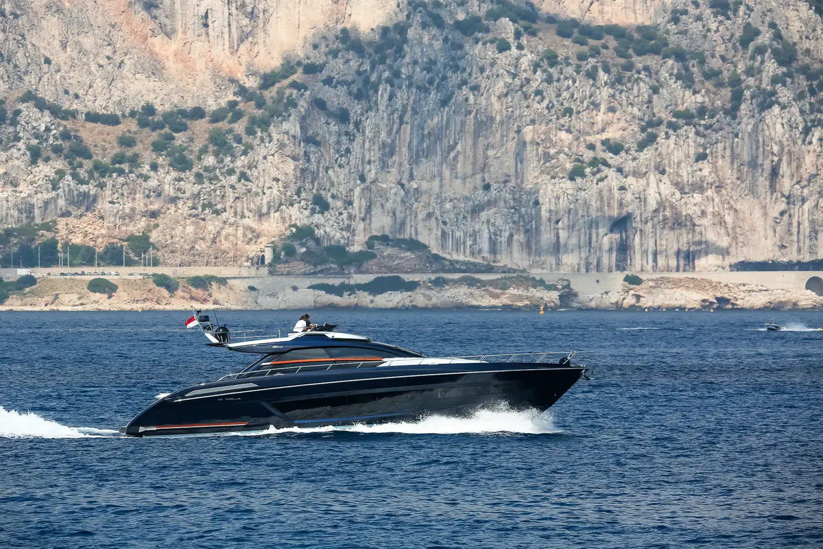 Ribelle 66, cubierta principal — Yacht Hire Saint-Tropez, Saint-Tropez. Ribelle 66 — 20m