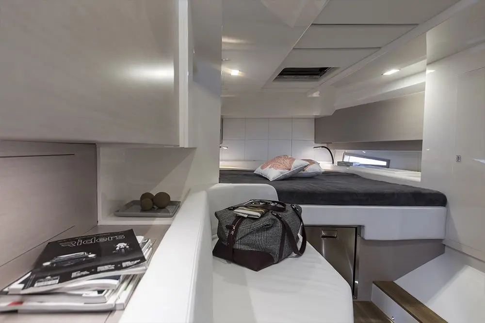 Sacs 47, camarote principal — Yacht Hire Saint-Tropez, Saint-Tropez. Sacs 47 — 14m