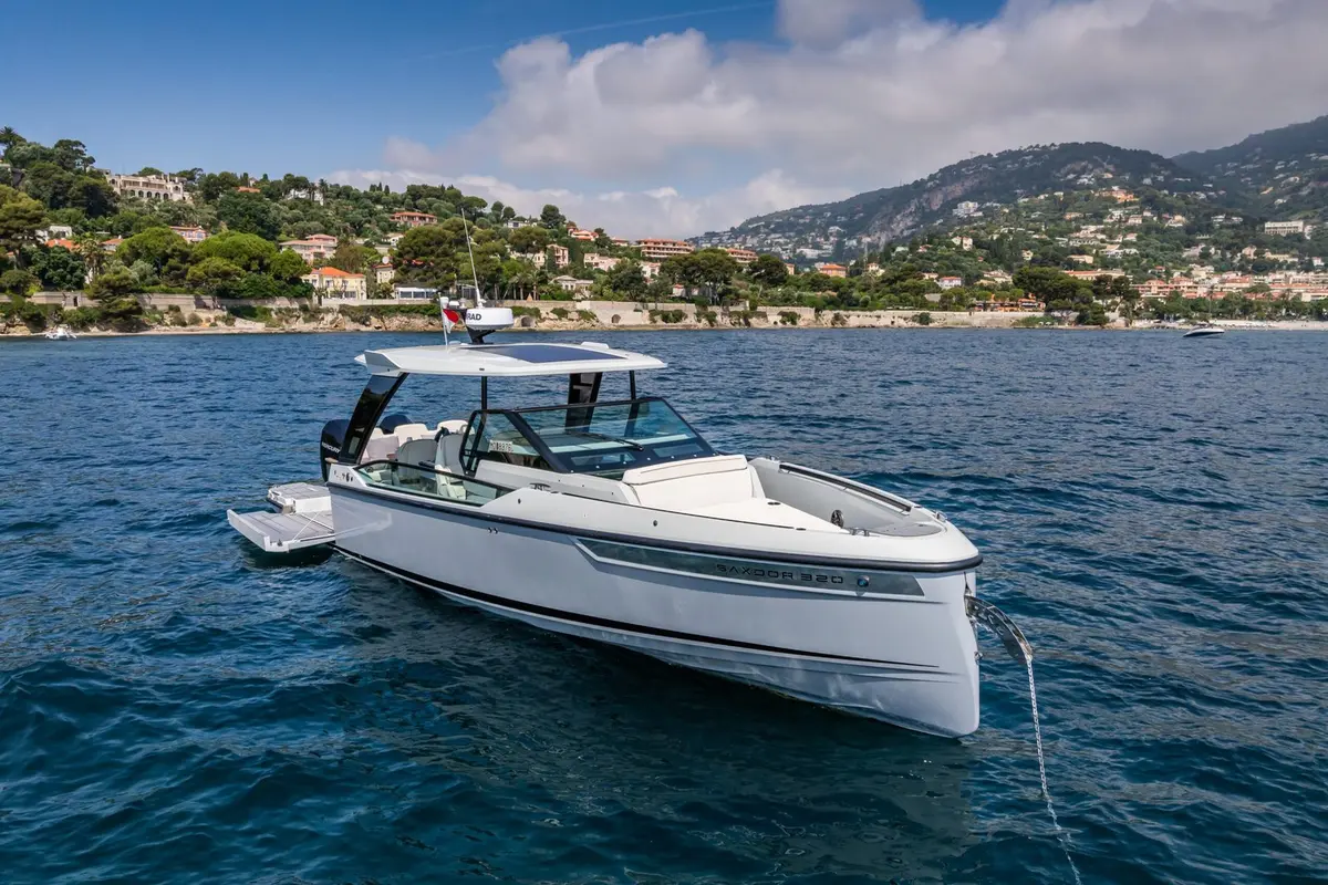 Saxdor 320, flybridge — Yacht Hire Saint-Tropez, Saint-Tropez. Saxdor 320 — 10m