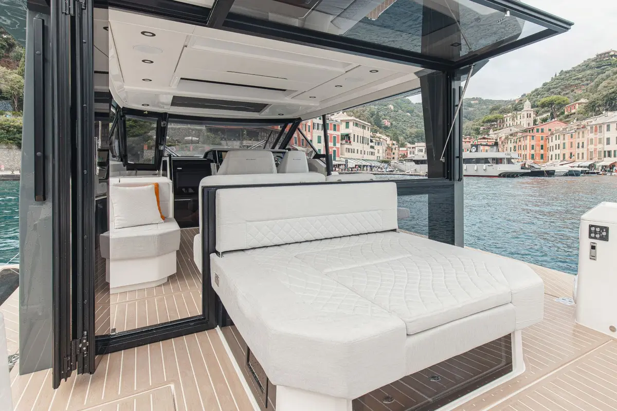 Saxdor 400 GTO, flybridge — Yacht Hire Saint-Tropez, Saint-Tropez. Saxdor 400 GTO — 12.4m