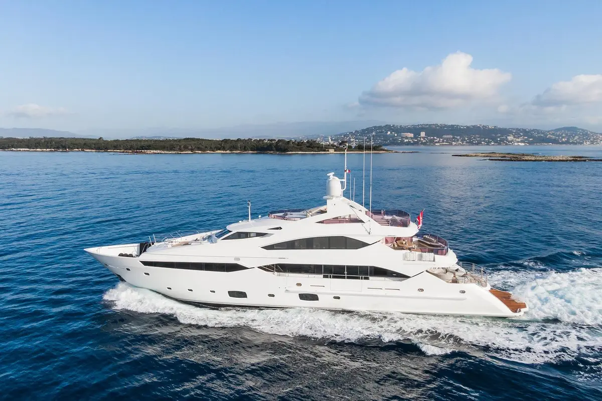 Thumper, main deck — Yacht Hire Saint-Tropez, Saint-Tropez. Thumper — 40m