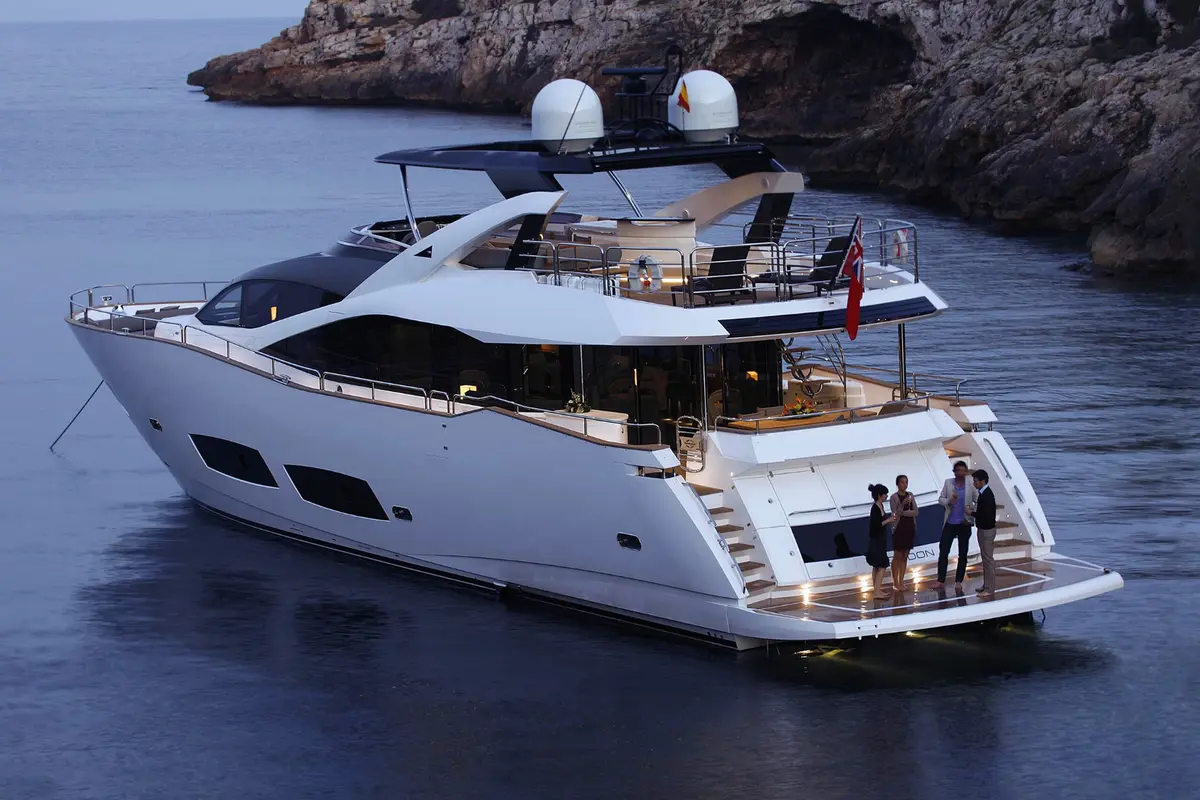Sunseeker 28, pont principal — Yacht Hire Saint-Tropez, Saint-Tropez. Sunseeker 28 — 28m