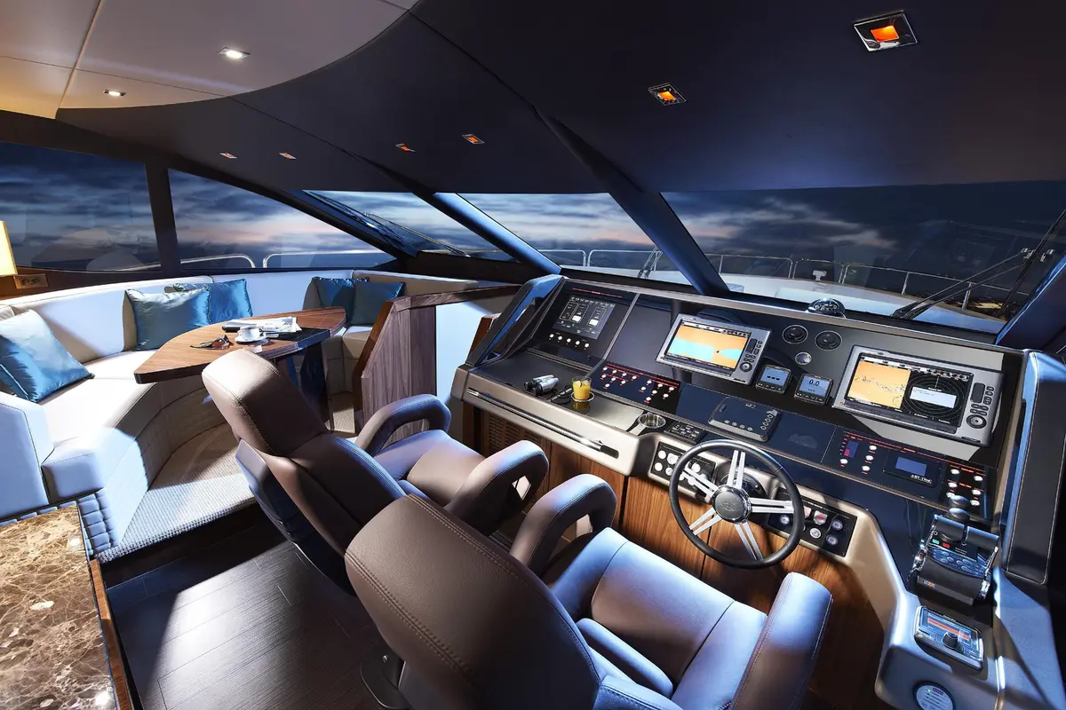 Sunseeker 28, cabine principale — Yacht Hire Saint-Tropez, Saint-Tropez. Sunseeker 28 — 28m