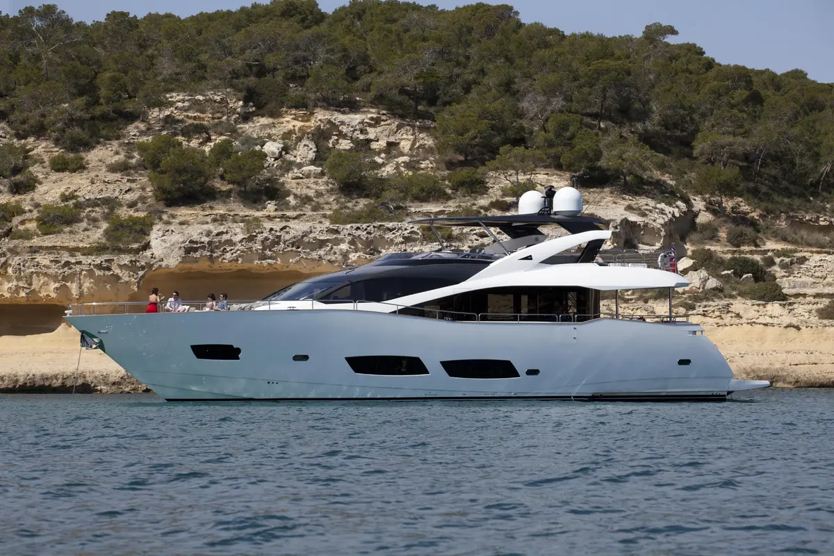 Sunseeker 28, flybridge — Yacht Hire Saint-Tropez, Saint-Tropez. Sunseeker 28 — 28m
