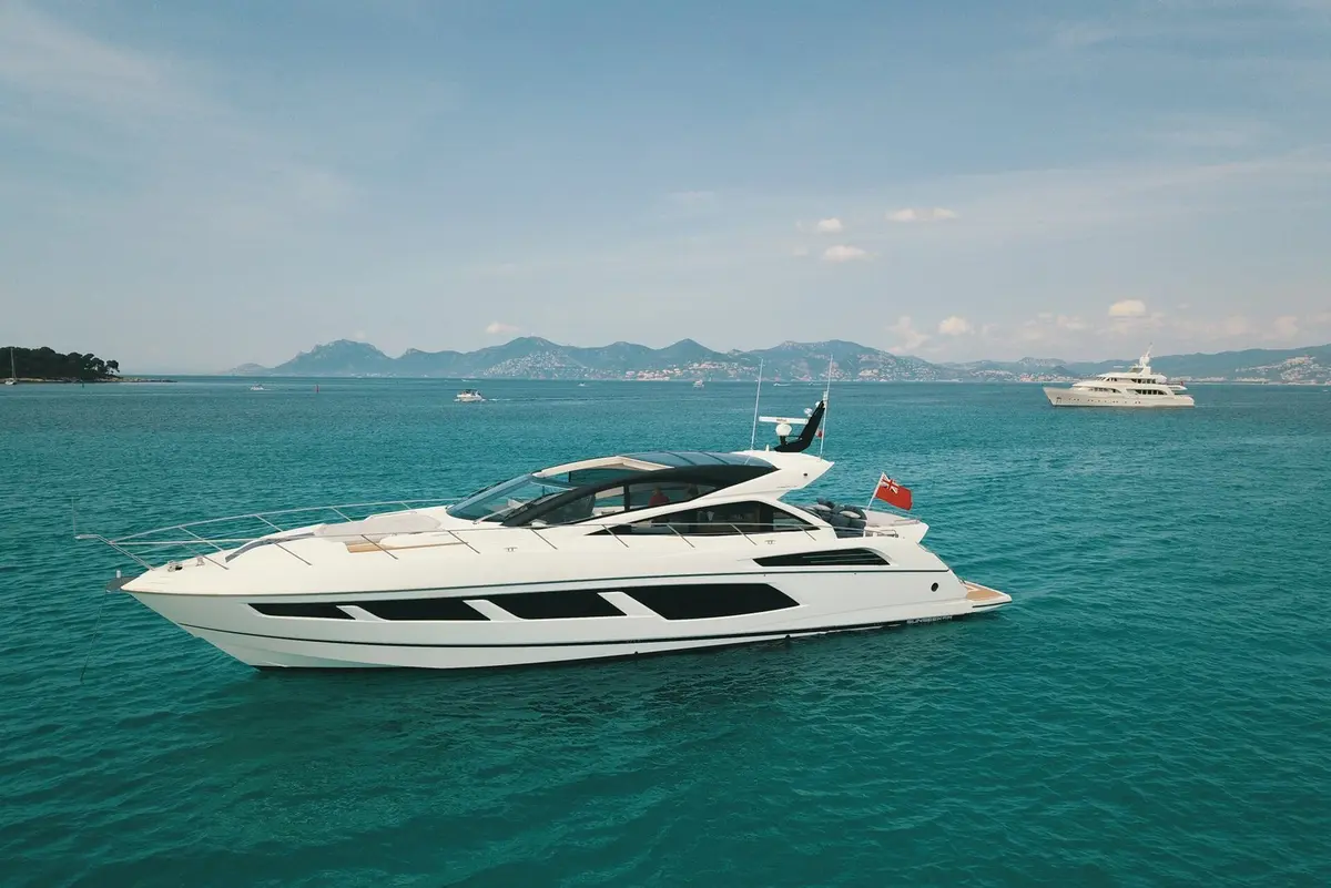 Sunseeker 68, extérieur — Yacht Hire Saint-Tropez, Saint-Tropez. Sunseeker 68 — 22m