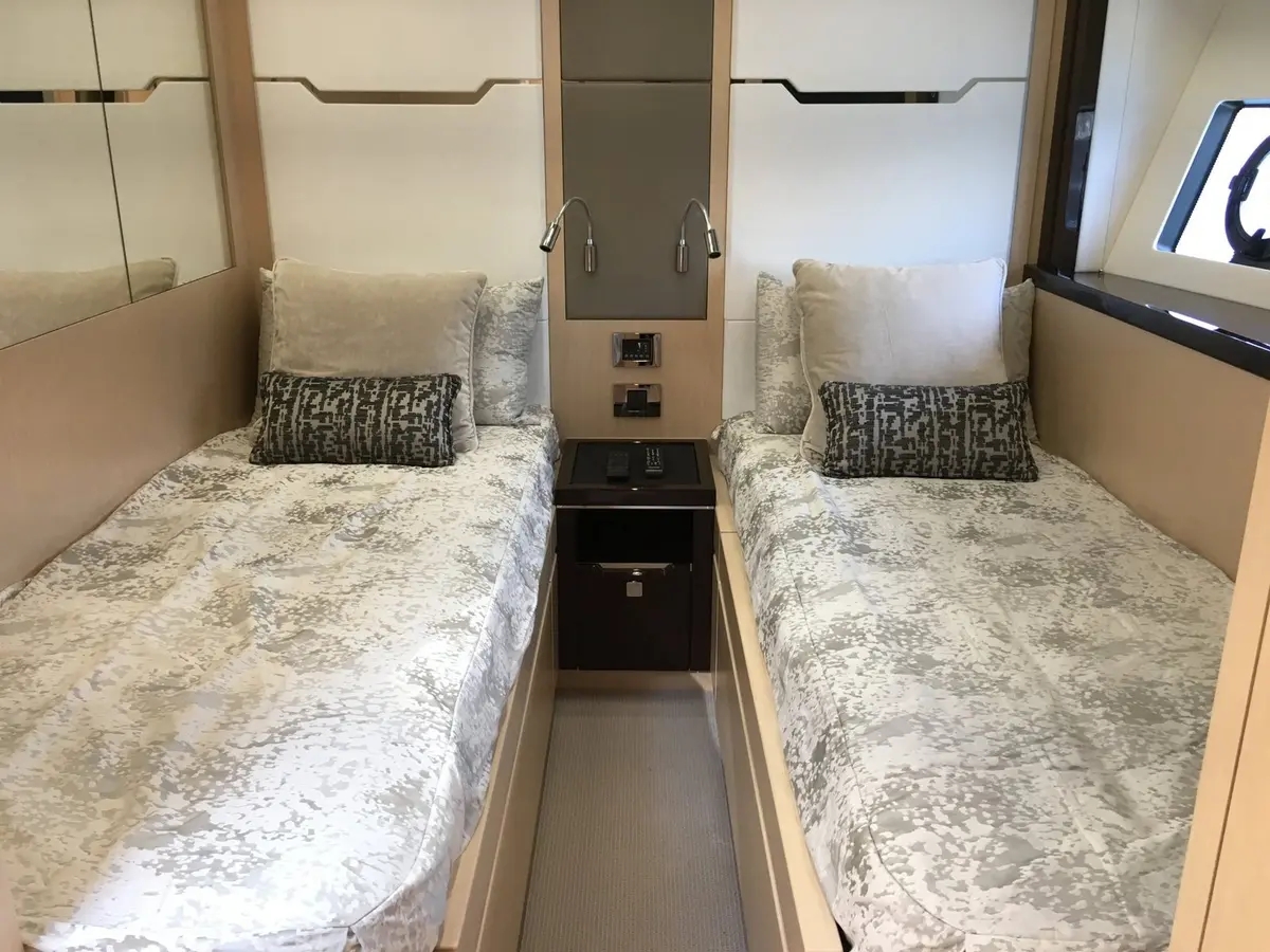 Sunseeker 68, pont principal — Yacht Hire Saint-Tropez, Saint-Tropez. Sunseeker 68 — 22m
