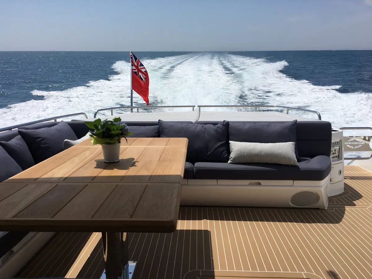 Sunseeker 68, salon — Yacht Hire Saint-Tropez, Saint-Tropez. Sunseeker 68 — 22m