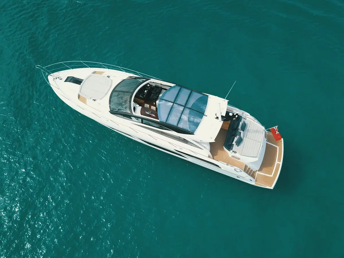 Sunseeker 68, cabine principale — Yacht Hire Saint-Tropez, Saint-Tropez. Sunseeker 68 — 22m