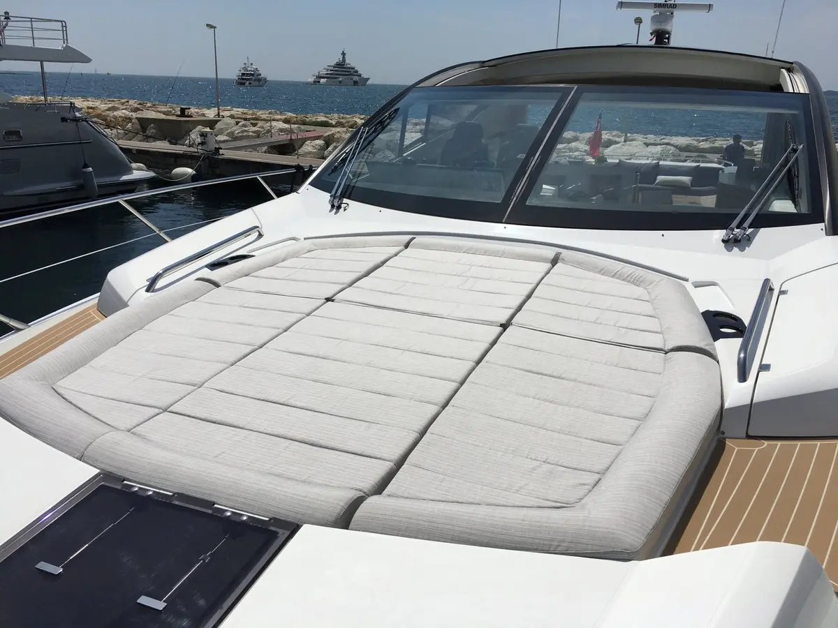 Sunseeker 68, flybridge — Yacht Hire Saint-Tropez, Saint-Tropez. Sunseeker 68 — 22m