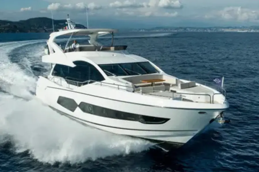 Sunseeker 76, exterior — Yacht Hire Saint-Tropez, Saint-Tropez. Sunseeker 76 — 23m