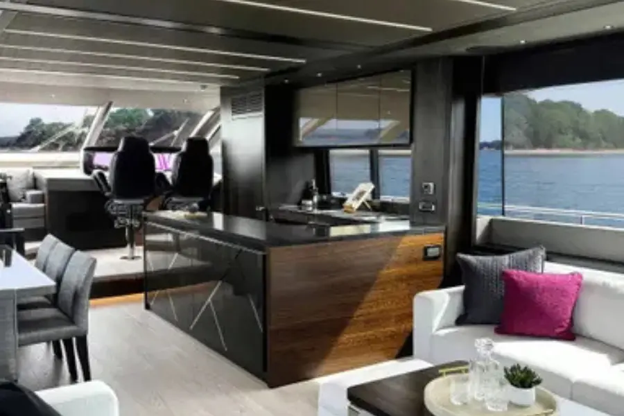 Sunseeker 76, aft deck — Yacht Hire Saint-Tropez, Saint-Tropez. Sunseeker 76 — 23m
