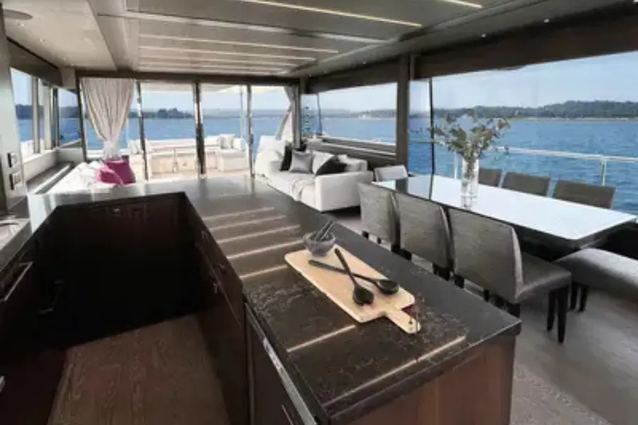 Sunseeker 76, salon — Yacht Hire Saint-Tropez, Saint-Tropez. Sunseeker 76 — 23m