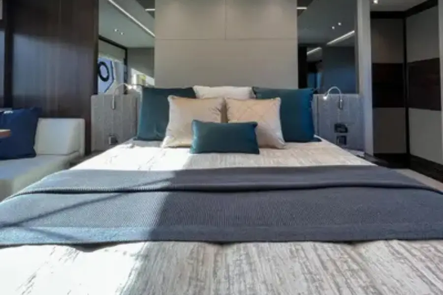 Sunseeker 76, master cabin — Yacht Hire Saint-Tropez, Saint-Tropez. Sunseeker 76 — 23m