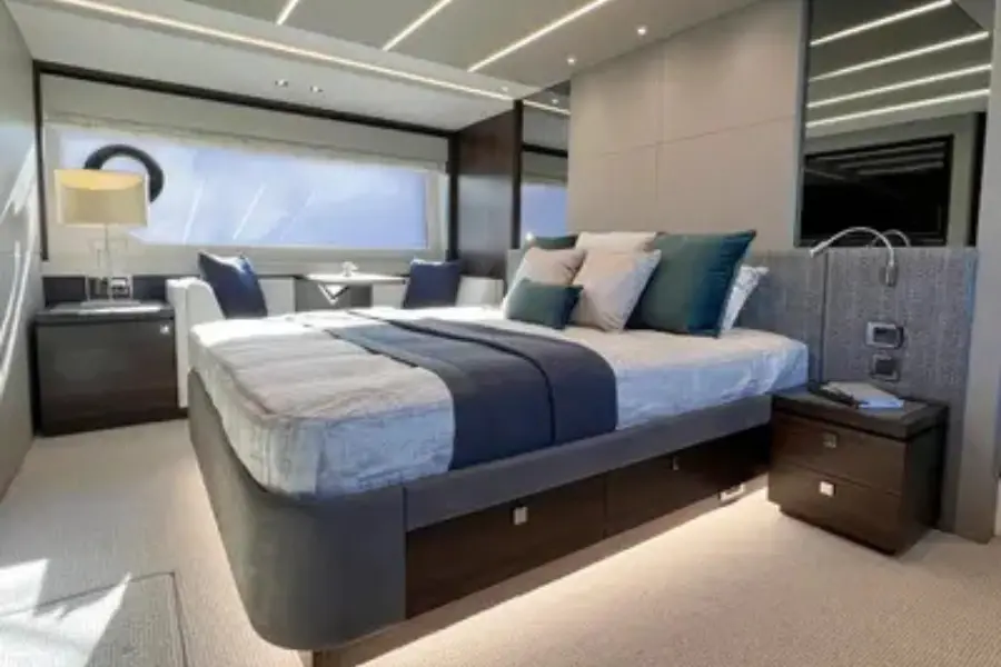 Sunseeker 76, flybridge — Yacht Hire Saint-Tropez, Saint-Tropez. Sunseeker 76 — 23m