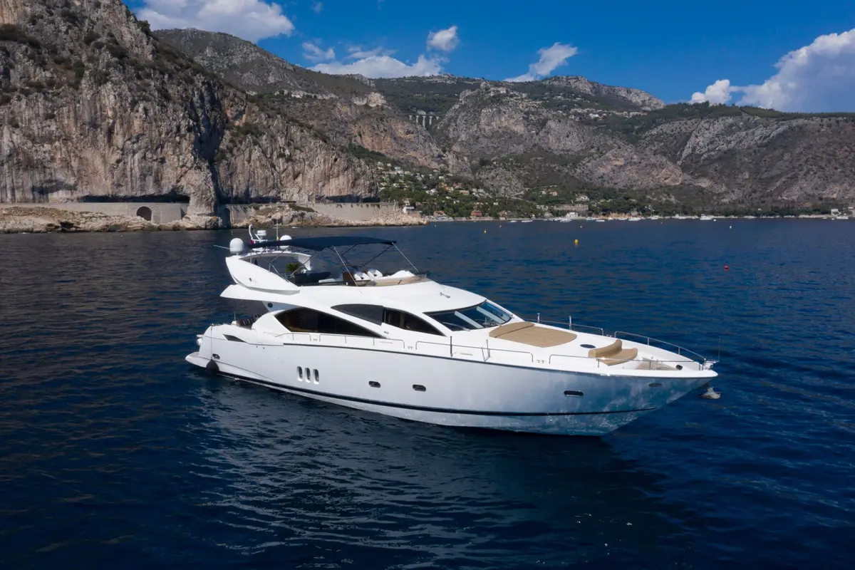 Sunseeker 82, pont principal — Yacht Hire Saint-Tropez, Saint-Tropez. Sunseeker 82 — 26m