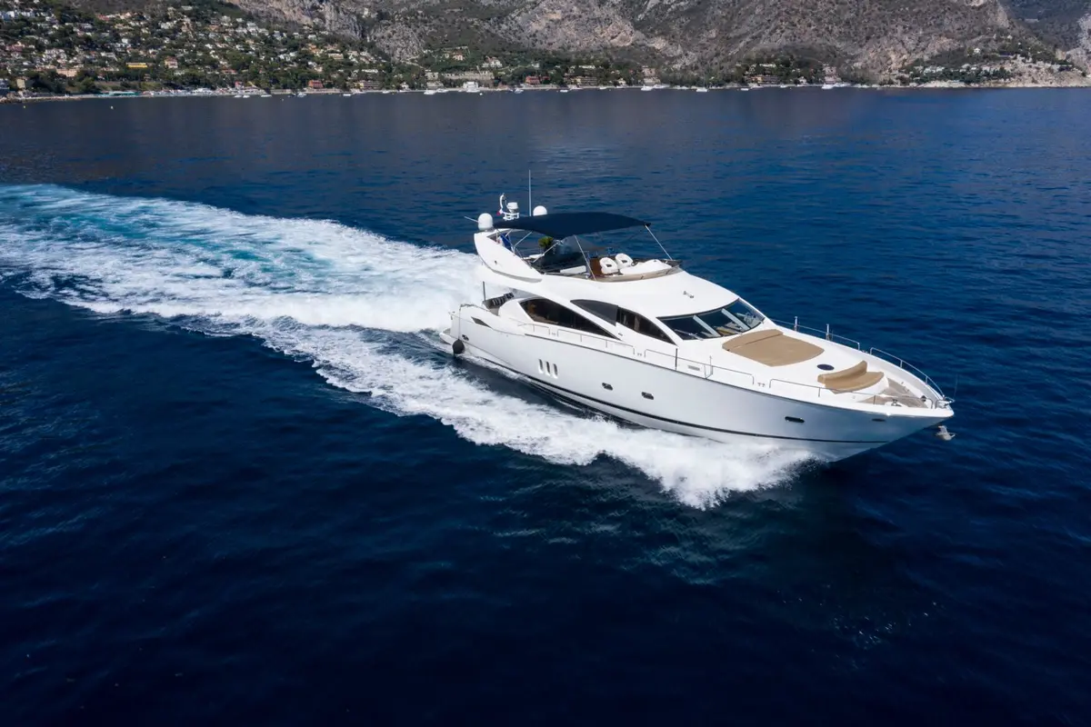 Sunseeker 82, pont arrière — Yacht Hire Saint-Tropez, Saint-Tropez. Sunseeker 82 — 26m
