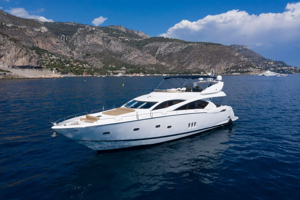 Sunseeker 82, salon — Yacht Hire Saint-Tropez, Saint-Tropez. Sunseeker 82 — 26m