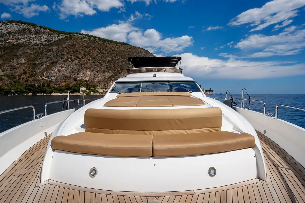 Sunseeker 82, cabine principale — Yacht Hire Saint-Tropez, Saint-Tropez. Sunseeker 82 — 26m