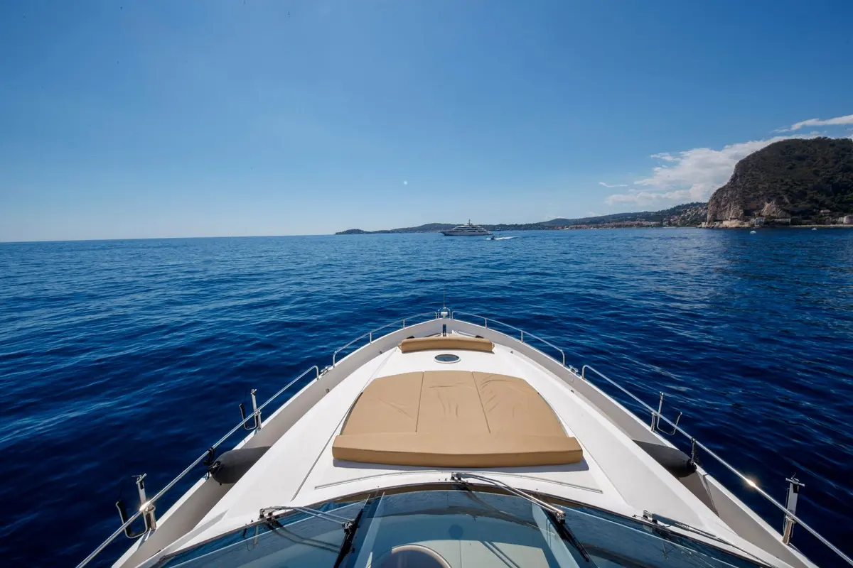 Sunseeker 82, flybridge — Yacht Hire Saint-Tropez, Saint-Tropez. Sunseeker 82 — 26m