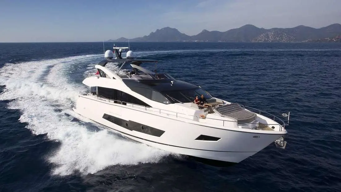 Sunseeker 86, pont arrière — Yacht Hire Saint-Tropez, Saint-Tropez. Sunseeker 86 — 3m