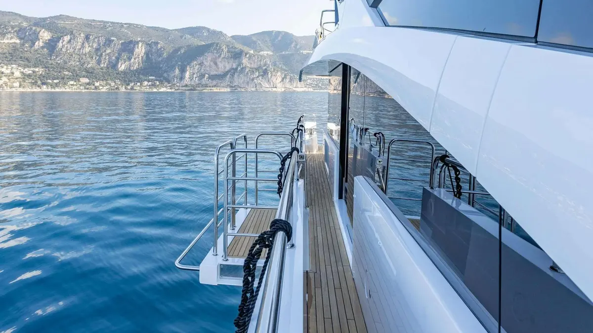 Sunseeker 86, salon — Yacht Hire Saint-Tropez, Saint-Tropez. Sunseeker 86 — 3m