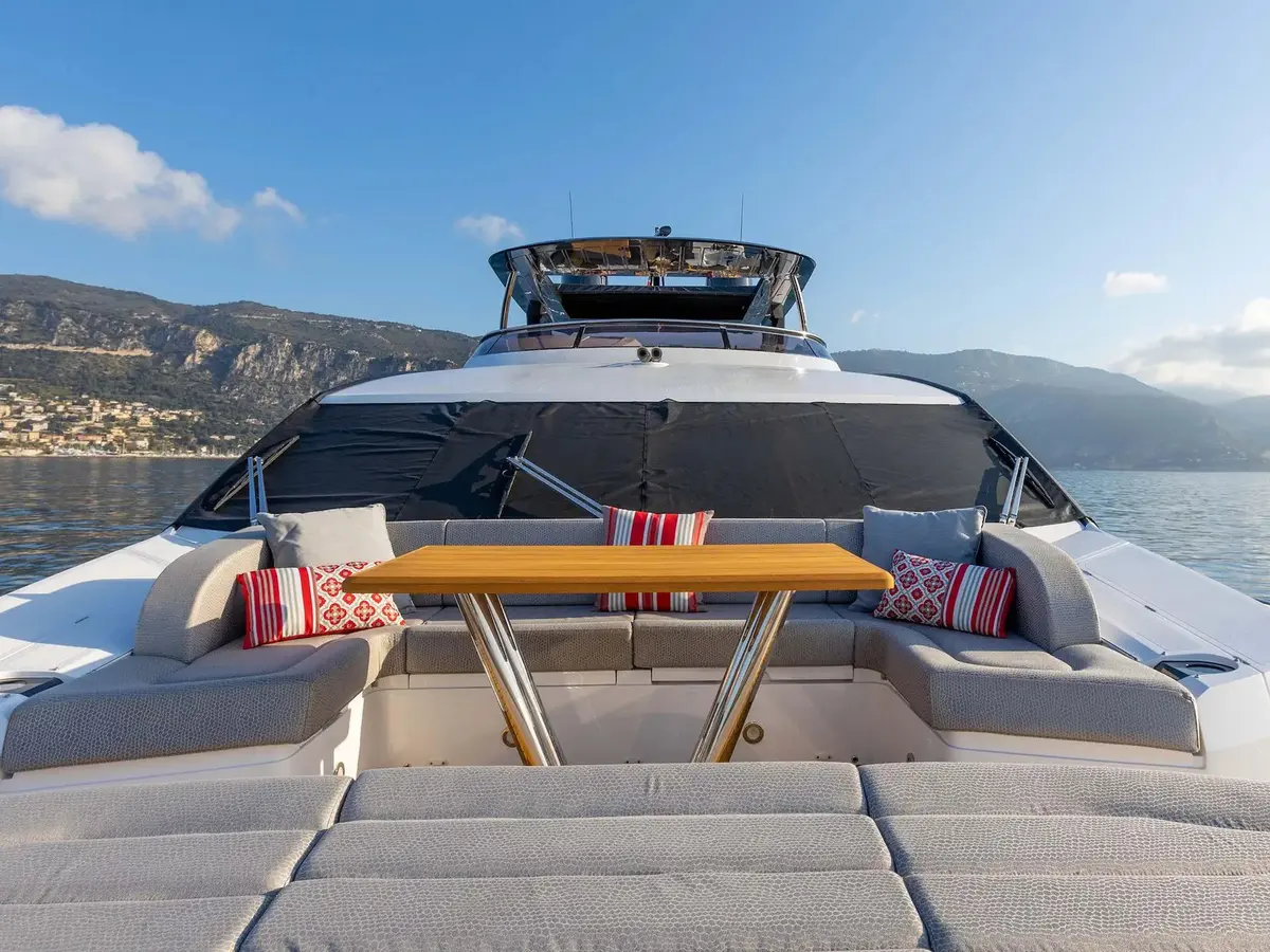Sunseeker 86, flybridge — Yacht Hire Saint-Tropez, Saint-Tropez. Sunseeker 86 — 3m