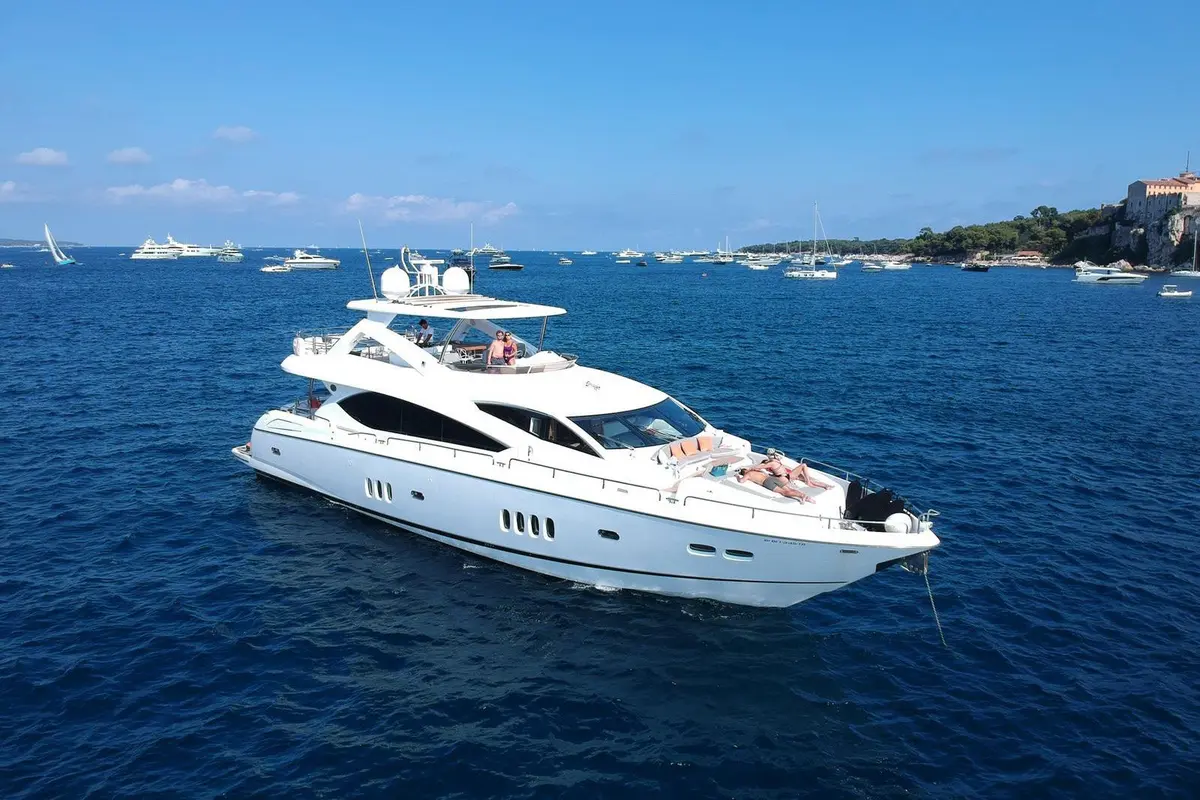 Sunseeker 88, exterior — Yacht Hire Saint-Tropez, Saint-Tropez. Sunseeker 88 — 27m
