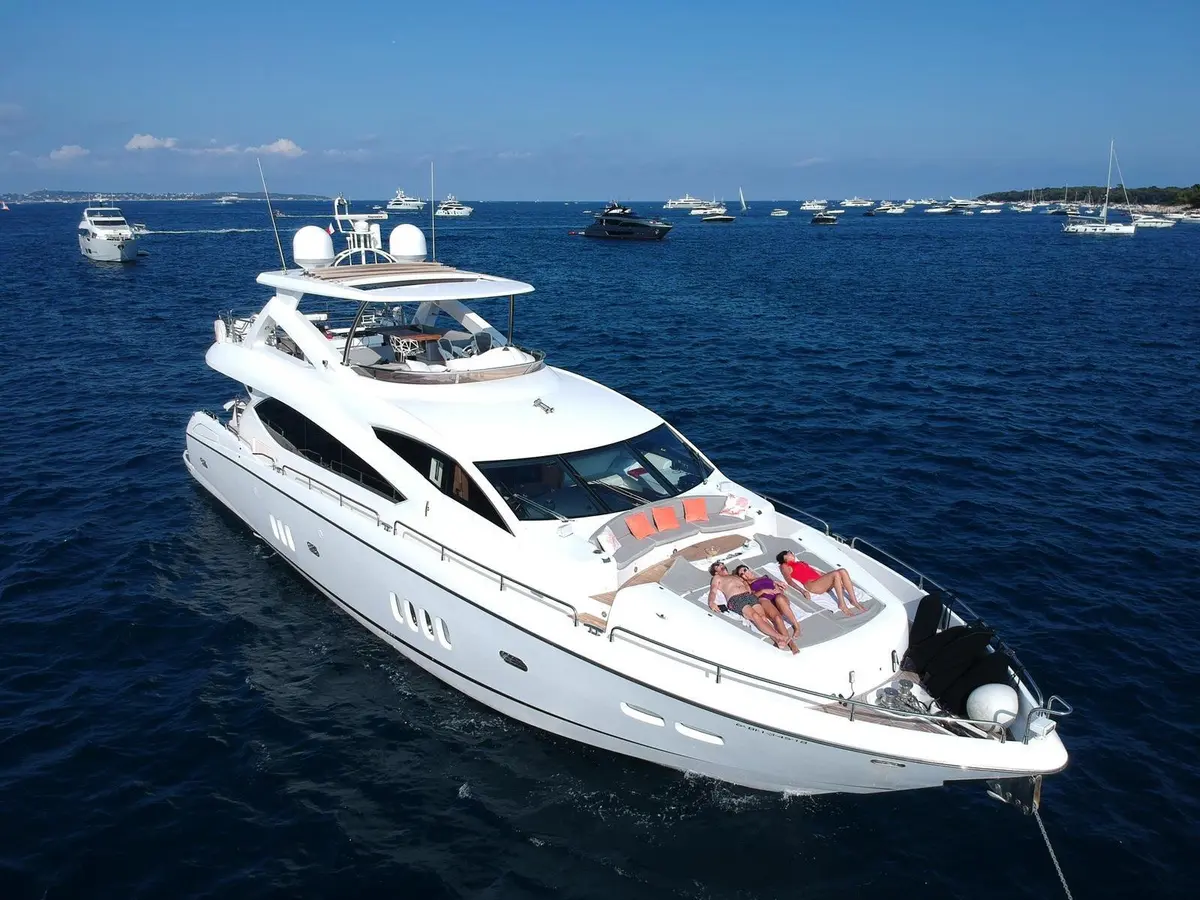 Sunseeker 88, cubierta principal — Yacht Hire Saint-Tropez, Saint-Tropez. Sunseeker 88 — 27m