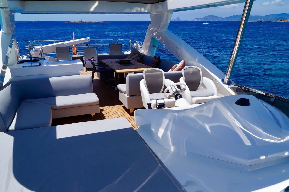 Sunseeker 88, salón — Yacht Hire Saint-Tropez, Saint-Tropez. Sunseeker 88 — 27m