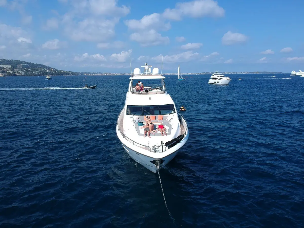 Sunseeker 88, camarote principal — Yacht Hire Saint-Tropez, Saint-Tropez. Sunseeker 88 — 27m