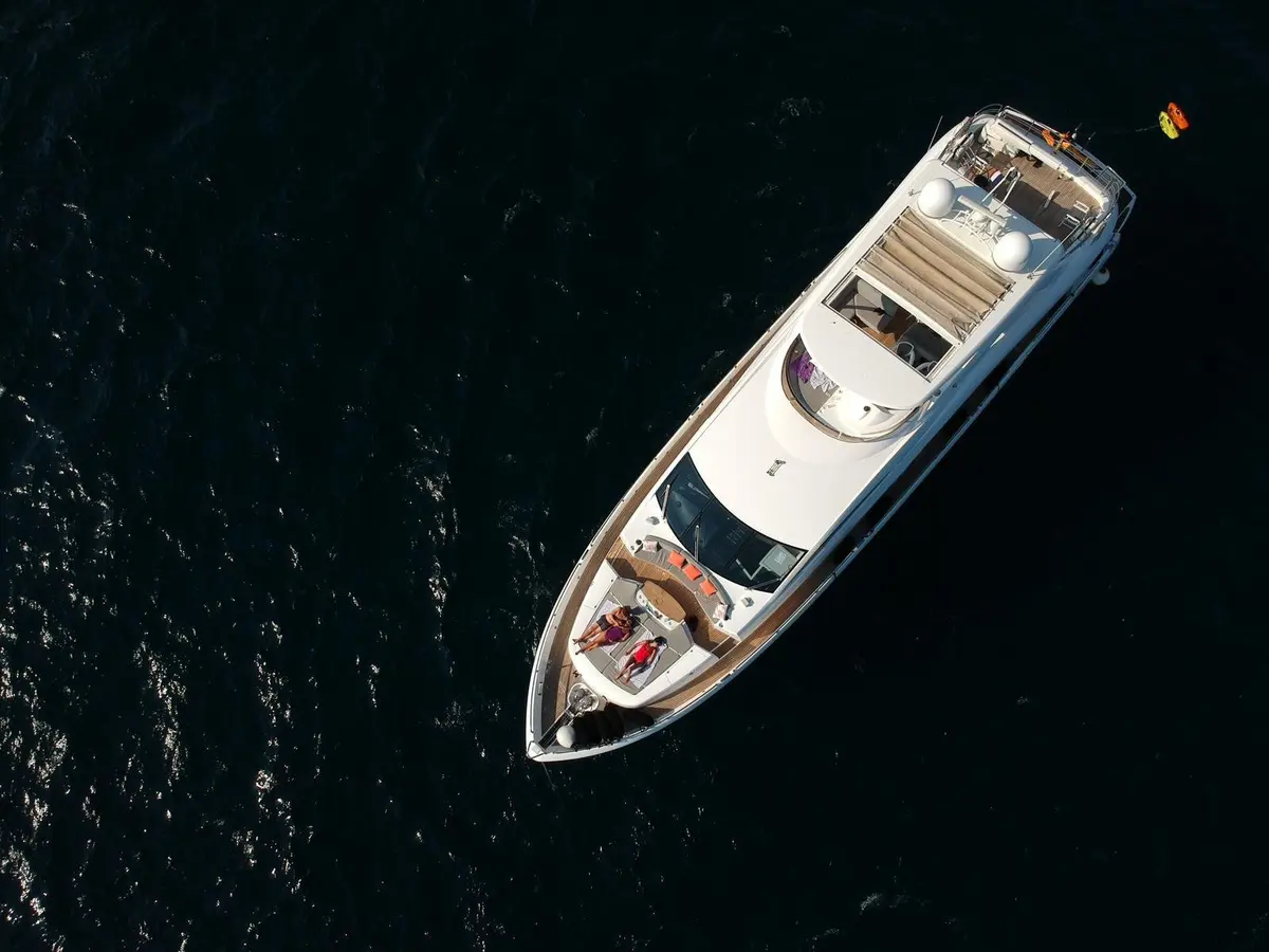 Sunseeker 88, flybridge — Yacht Hire Saint-Tropez, Saint-Tropez. Sunseeker 88 — 27m